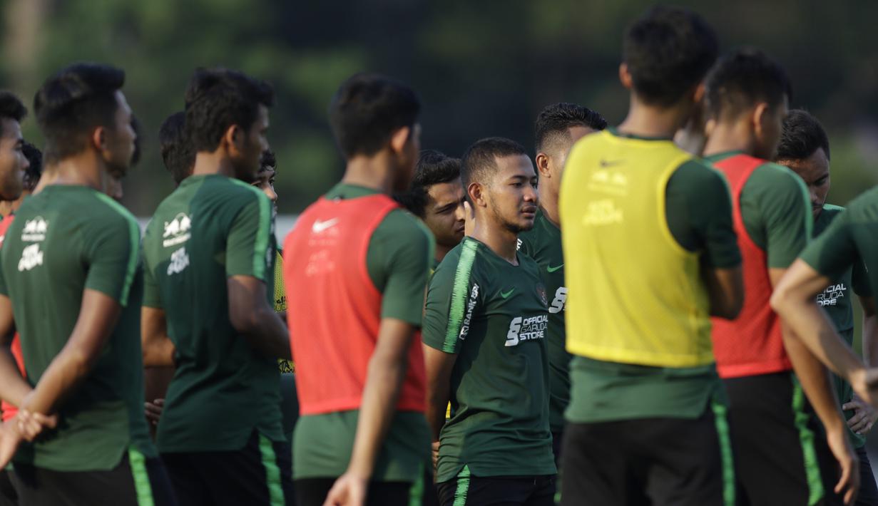 Pemain Timnas Indonesia U-22, Gian Zola, mendengarkan instruksi saat latihan di Lapangan F Senayan, Jakarta, Jumat (15/11). Latihan ini persiapan jelang Sea Games 2019 Filipina. (Bola.com/Vitalis Yogi Trisna)