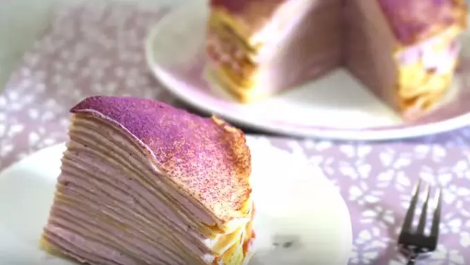 Crepe Tumpuk Saus Ungu yang 'Unyu' Bikin Lapar Menggelegar