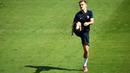 Antoine Griezmann tengah melakukan pemanasan pada sesi latihan bersama timnas Prancis sebelum laga Final Piala Eropa 2016 melawan Portugal di Clairefontaine-en-Yvelines, Paris, (9/7/2016). (AFP/Franck Fife)