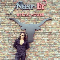 Gara-gara menabur garam, chef ganteng ini jadi bahan ledekan di internet. Kok bisa, ya? (Via: boredpanda.com)