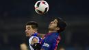 Aksi Luis Suarez (kanan) berebut bola dengan pemain Real Sociedad, Yuri Berbiche dpada laga prempat final Copa Del Rey di Anoeta stadium, San Sebastian,  Kamis (19/1/2017). Barcelona menang tipis 1-0.  (AP/Alvaro Barrientos)
