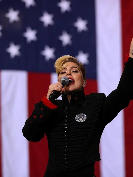 Gaga pun bercerita saat dirinya memainkan musik untuk ayah dan neneknya dengan sangat antusias. Ia pun mendapat respon yang luar biasa dari keduanya. (AFP/Bintang.com)