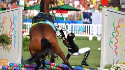  Atlet Hungaria, Zsofia Foldhazi, terjatuh dari kudanya setelah gagal melewati rintangan dalam nomor modern pentathlon wanita Olimpiade Rio 2016 di Stadion Deodoro, Rio de Janeiro, (19/8/2016). (AFP/Yashuyoshi Chiba)