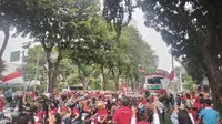Suasana kirab Timnas Indonesia U-22 di Jakarta, Jumat (19/5/2023). (Bola.com/Hery Kurniawan)