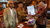 Prof Soekirman secara simbolis memberikan buku kepada JB Sumarlin pada peluncuran buku Gizi Pembangunan di Jakarta, Sabtu (01/10). Tujuan peluncuran buku tersebut mendokumentasikan sejarah perjalanan ilmu gizi. (Liputan6.com/Fery Pradolo)
