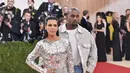 Pasangan ini bisa dibilang fenomenal. Kim Kardashian dan Kanye West menikah pada 24 May 2014. (MIKE COPPOLA / GETTY IMAGES NORTH AMERICA / AFP)