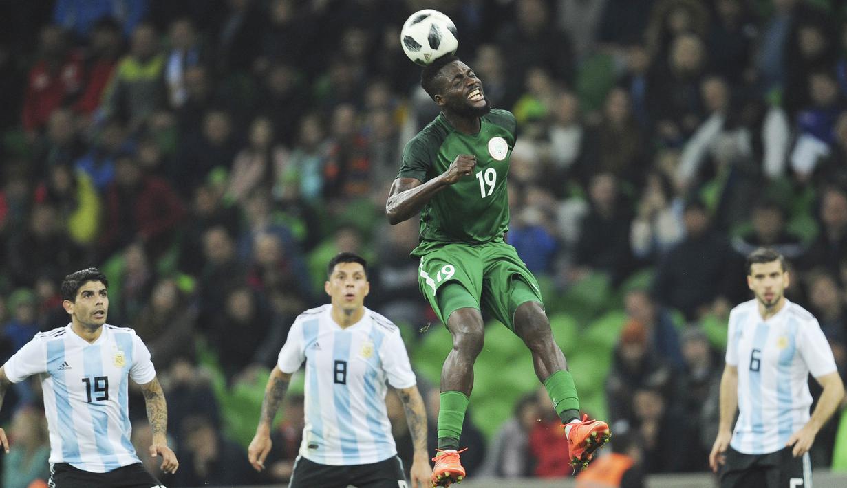 Gelandang Nigeria, John Ogu, menyundul bola saat melawan Argentina pada laga persahabatan di Stadion FK Krasnodar, Rabu (15/11/2017). Argentina kalah 2-4 dari Nigeria. (AP/Sergey Pivovarov)