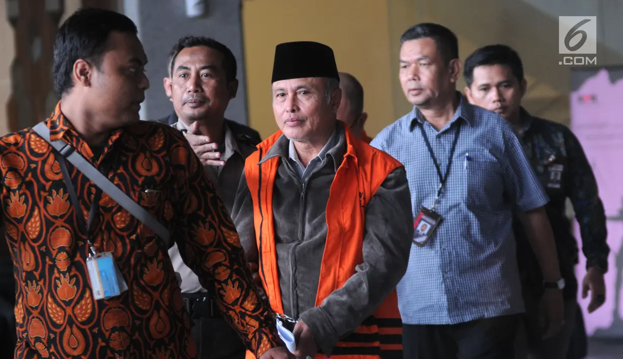 Anggota DPRD Jambi Elhelwi usai menjalani pemeriksaan di Gedung KPK, Jakarta, Rabu (24/7/2019). Elhelwi resmi ditahan 20 hari ke depan untuk mempermudah pemeriksaan terkait kasus dugaan suap pengesahan APBD 2017-2018 Provinsi Jambi. (merdeka.com/Dwi Narwoko)