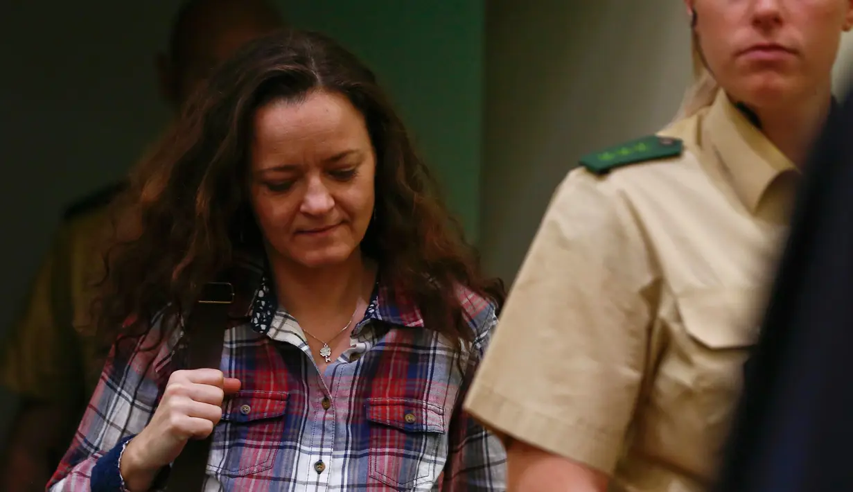 Beate Zschaepe (kiri) saat akan menjalani persidangan di Munich, Jerman, Selasa (10/11/2015).  Zschaepe juga diduga terlibat pembunuhan dari 10 orang dari tahun 2000 sampai 2007. (REUTERS/Michael Dalder)