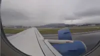 Seorang penumpang cemas melihat tutup mesin pesawat terbang yang ditumpanginya terlepas ketika pesawat sedang lepas landas.