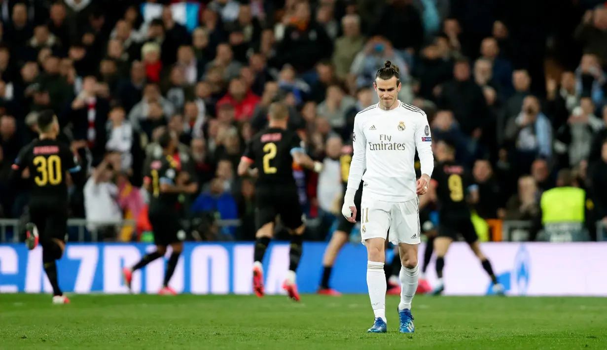 Pemain Real Madrid Gareth Bale bereaksi setelah pemain Manchester City Kevin De Bruyne mencetak gol pada leg pertama babak 16 Liga Champions di Stadion Santiago Bernabeu, Madrid, Spanyol, Rabu (26/2/2020). Manchester City menang 2-1. (AP Photo/Manu Fernandez)