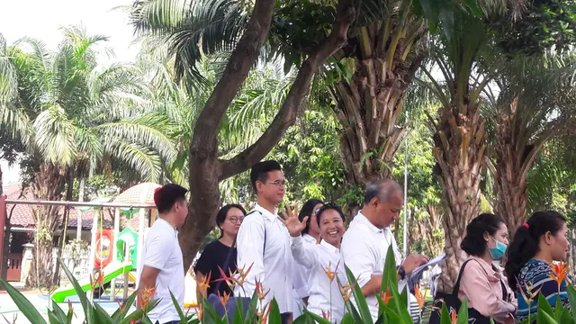 Menteri BUMN Rini Soemarno tiba di Tempat pemungutan suara (TPS) 11 Komplek Taman Patra, Jakarta Selatan.