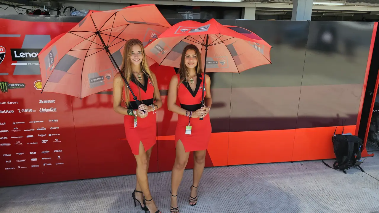 Umbrella Girl Ducati Corse di MotoGP Mandalika 2023
