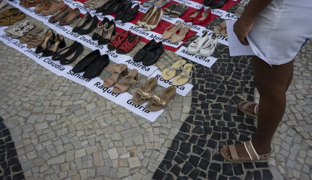 Di sepanjang Pantai Copacabana, pengunjuk rasa memasang 722 pasang sepatu perempuan, mulai dari sepatu hak tinggi hingga sepatu kets. (Tercio TEIXEIRA / AFP)