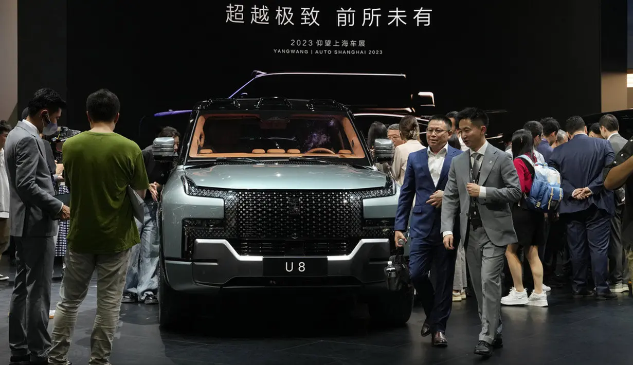 <p>Para peserta melihat U8 dari Yangwang, merek mewah pembuat mobil China BYD, pada pameran Auto Shanghai 2023. (AP Photo/Ng Han Guan)</p>