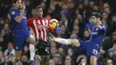 Penyerang Chelsea, Alvaro Morata, mengontrol bola saat melawan Southampton pada laga Premier League di Stadion Stamford Bridge, Kamis (3/1). Kedua tim bermain imbang 0-0. (AP/Frank Augstein)