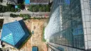 Air terjun buatan mengalir di sisi gedung pencakar langit Liebian International Plaza di Kota Guiyang, China, 20 Juli 2018. Air terjun itu hanya dioperasikan saat sedang ada acara khusus di gedungnya atau merayakan hari besar nasional. (AFP/China OUT)