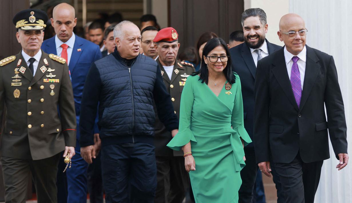 Pelantikan Delcy Rodriguez sebagai presiden sementara Venezuela dilakukan dua hari setelah pasukan Amerika Serikat menangkap pendahulunya Nicolas Maduro untuk diadili di New York. Tampak dalam foto yang dirilis oleh kantor pers Istana Miraflores ini menunjukkan Presiden sementara Venezuela, Delcy Rodriguez (tengah-kanan); Menteri Pertahanan Venezuela, Vladimir Padrino Lopez (kiri); Menteri Dalam Negeri Venezuela, Diosdado Cabello (tengah-kiri); dan Ketua Majelis Nasional Venezuela, Jorge Rodriguez (kanan), berjalan setelah mengucapkan sumpah dalam sebuah upacara di Majelis Nasional di Caracas pada 5 Januari 2026. (Foto oleh Marcelo Garcia dan PRENSA PRESIDENCIAL VENEZUELA/Kantor Pers Miraflores/AFP)