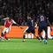 Penyerang Arsenal asal Inggris Bukayo Saka (tengah) berebut bola dengan penyerang Paris Saint-Germain asal Prancis Bradley Barcola (kedua dari kiri) dan Bek asal Maroko Achraf Hakimi (kedua dari kanan) selama pertandingan leg kedua semifinal Liga Champions UEFA antara Paris Saint-Germain (PSG) dan Arsenal di stadion Parc des Princes di Paris, pada 7 Mei 2025.Thomas SAMSON / AFP