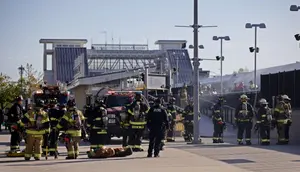 Kantor Manajemen Darurat (OEM) Departemen Kepolisian Transit New Jersey, bersama dengan mitra federal, negara bagian, kabupaten dan lokal, melakukan latihan tanggap darurat di stasiun kereta api dekat Stadion MetLife menjelang Piala Dunia 2026 di East Rutherford, New Jersey, pada 18 April 2026. (Leonardo MUNOZ/AFP)