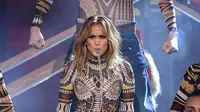 Jennifer Lopez buka American Music Awards dengan bawakan medley lagu-lagu paling ngehits tahun ini. (Huffingtonpost.com)