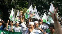 Sejumlah massa dari Forum Betawi Bersatu (FBB) menggelar aksi di depan Gedung DPRD, Jakarta, (26/9/14). (Liputan6.com/Faizal Fanani)