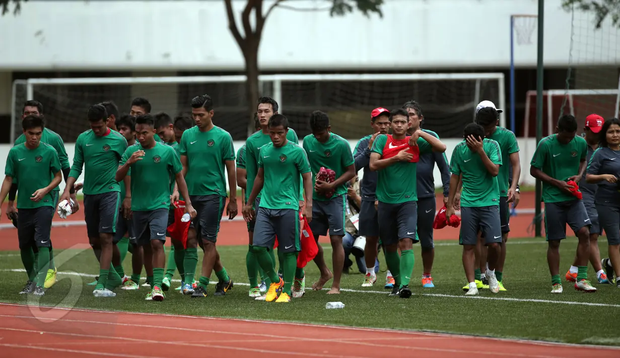 Sejumlah pemain timnas Indonesia U-23 terlihat meninggalkan lapangan ITE College Center, Singapura, Minggu (31/5/2015). Timnas Indonesia U-23 akan melakoni laga perdana di Sea Games 2015 melawan Myanmar, 2 Juni mendatang. (Liputan6.com/Helmi Fithriansyah)