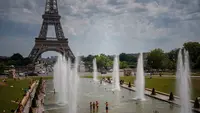 Menara Eiffel dan Museum Louvre Paris Terdampak Gelombang Panas Ekstrem di Eropa