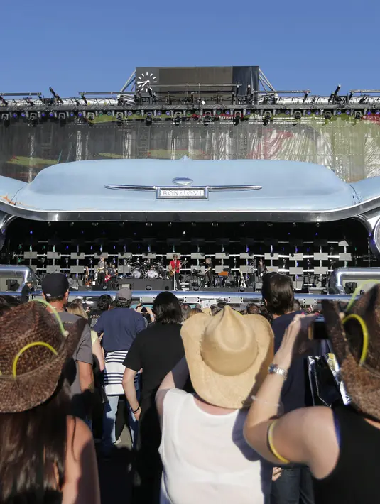 Total sebanyak 40 ribu tiket konser Bon Jovi yang disiapkan panitia sudah habis terjual bukti antusias penggemar di Jakarta menyambut band rock legendaris ini. (Bintang/EPA)