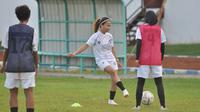 Tim Arema Putri ketika menggelar latihan di sebuah lapangan sepak bola yang berada di Kota Malang. (Bola.com/Iwan Setiawan)