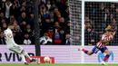 Krim Benzema (kiri) berhasil membawa Real Madrid unggul lewat golnya yang dicetak pada menit ke-104. Kemenangan 3-1 tersebut membuat El Real lolos ke semifinal Copa del Rey 2022/2023. (AFP/Pierre-Philippe Marcou)