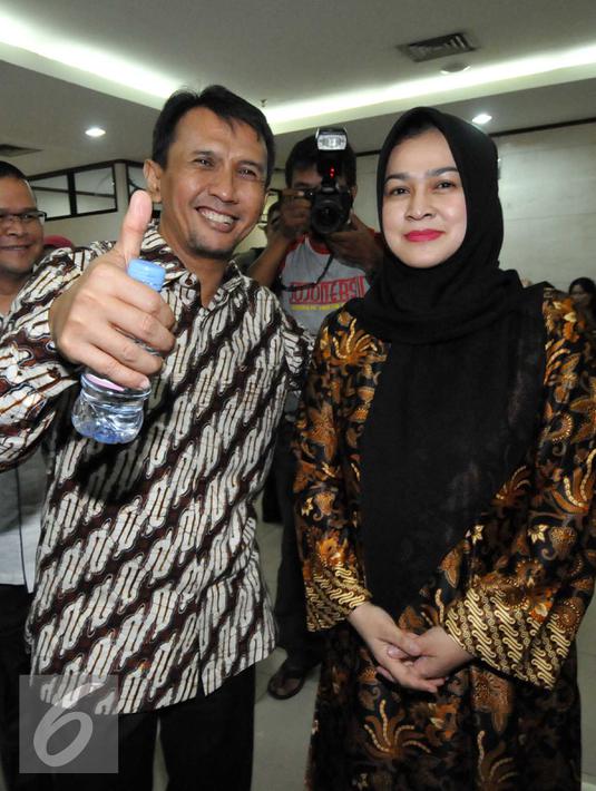 Gubernur Sumut Nonaktif Gatot Pujo Nugroho dan Evy Susanti berpose jelang sidang di Pengadilan Tipikor, Jakarta, Kamis (22/10/2015). Gatot dan Evy akan memberi kesaksian terkait kasus Dana Bansos Pemprov Sumut (Liputan6.com/Helmi Afandi)