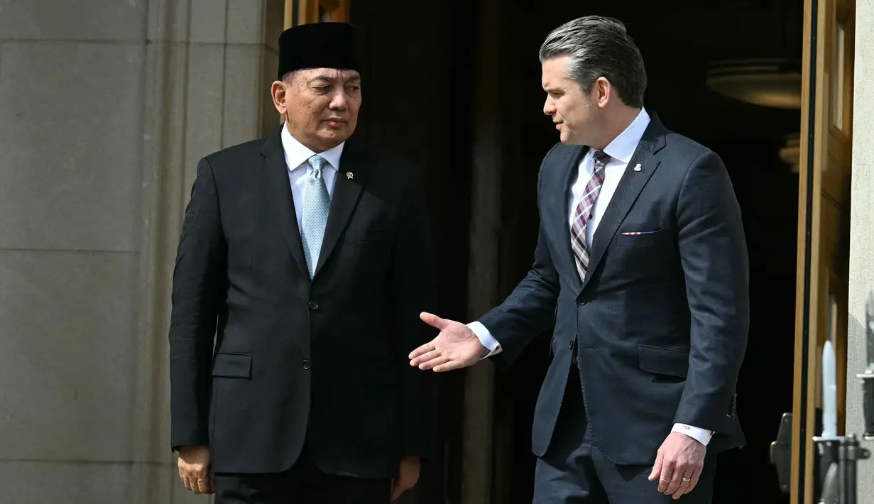 Hubungan resmi kedua negara dimulai pada tahun 1949, tidak lama setelah perang kemerdekaan Indonesia dari Belanda. Tampak dalam foto, Menteri Urusan Perang Amerika Serikat, Pete Hegseth (kanan) berjabat tangan dengan Menteri Pertahanan Republik Indonesia, Sjafrie Sjamsoeddin, saat upacara penyambutan kehormatan untuk Sjamsoeddin di Pentagon, Arlington, Virginia, pada 13 April 2026. (Jim Watson/AFP)