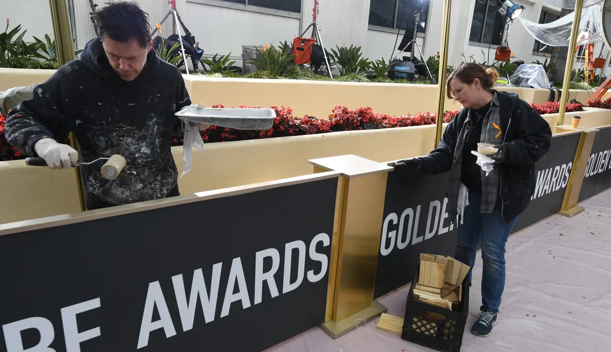 Pekerja menyiapkan area karpet merah Golden Globe Awards 2019 di The Beverly Hilton, Beverly Hills, California, Sabtu (5/1). Sejumlah bintang Hollywood akan hadir pada penghargaan tahunan paling bergengsi bagi industri perfilman ini. (Mark RALSTON/AFP)