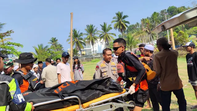 Proses evakuasi jenazah santri pengikut Habib Bahar bin Smith, tewas tenggelam di Pantai Sunset Kabupaten Sukabumi (Liputan6.com/Istimewa)