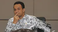 Anies Baswedan tidak sependapat jika guru disebut pahlawan tanpa tanda jasa saat konferensi pers di kantor Kemendikbud, Jakarta, Senin (24/11/2014). (Liputan6.com/Herman Zakharia)