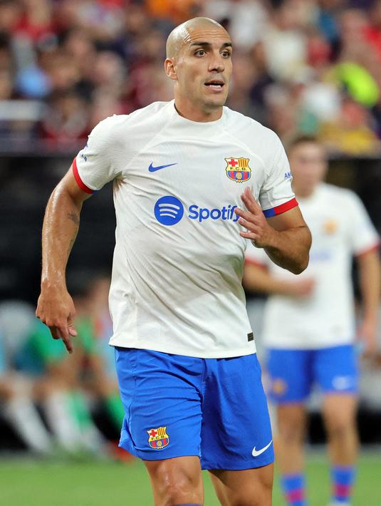 <p>Oriol Romeu kembali ke Barcelona pada tahun lalu. Akan tetapi, Barcelona punya banyak pemain berkualitas di lini tengah. Melihat situasi itu, pelatih Hansi Flick mungkin tidak membutuhkan pemain berusia 32 tahun itu pada musim ini. (Ethan Miller / GETTY IMAGES NORTH AMERICA / Getty Images via AFP)</p>
