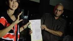 Pedangdut Aida Saksia (kiri) dan pengacaranya, Salim Chozie mendatangi Polres Jakarta Selatan pada Minggu (16/11/2014). (Liputan6.com/Faizal Fanani)