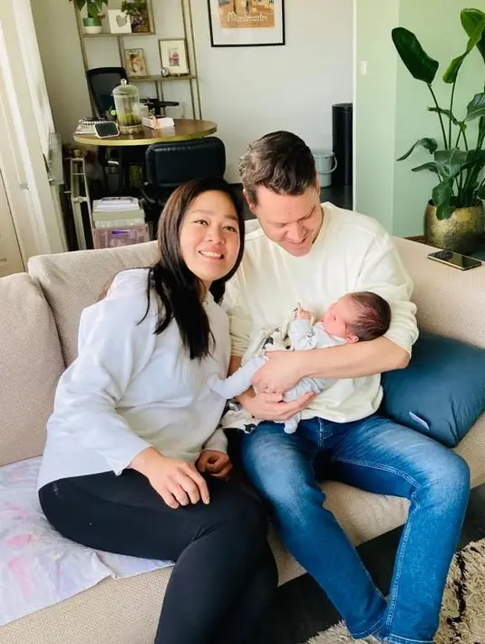 <p>Potret bahagia Gracia Indri dan keluarga barunya. Seperti diketahui, Gracia pernah membina rumah tangga dengan David Noah. Sekitar empat tahun menikah, Gracia dan David tak dikaruniai momongan. Sekitar tiga tahun menjanda, Gracia menikah dengan pria Belanda Jeffry Slijpen. Setahun setelah menikah, dikaruniai anak pertama dan diberi nama Nova Lynn Slijpen. [Instagram/graciaz14]</p>