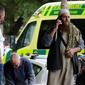 Polisi mengevakuasi orang-orang saat terjadi insiden penembakan di Masjid Al Noor, Christchurch, Selandia Baru, Jumat (15/3). Saat kejadian ada sekitar 300 orang yang tengah menjalankan ibadah salat Jumat. (AP Photo/Mark Baker)