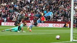 Tendangan yang dilepaskan striker Aston Villa, Ollie Watkins (kanan) hanya membentur tiang gawang Newcastle United pada laga lanjutan Liga Inggris 2022/2023 di Villa Park, Birmingham (15/4/2023). (AFP/Geoff Caddick)