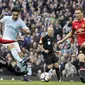 Gelandang Manchester City, Ilkay Gundogan, melepaskan tendangan ke gawang Manchester United pada laga Premier League di Stadion Etihad, Sabtu (7/4/2018). Manchester City takluk 2-3 dari Manchester United. (AP Photo/Matt Dunham)