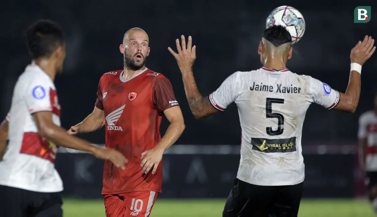 Pemain Madura United, Jaimerson Da SIlva Xavier (kanan) mengontrol bola dibayangi pemain PSM Makassar, Anco Jansen (tengah) saat laga BRI Liga 1 2021/2022 antara Madura United melawan PSM Makassar di Stadion Madya, Jakarta, Minggu (12/9/2021). Laga berakhir imbang 1-1. (Foto: Bola.com/Ikhwan Yanuar)