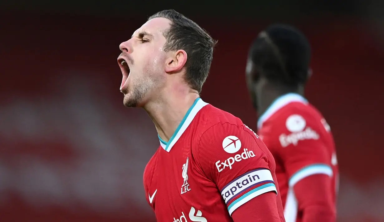 Jordan Henderson. Gelandang berusia 31 tahun ini mulai menjabat kapten tim Liverpool sejak 2015/2016 menggantikan Steven Gerrard yang hengkang ke LA Galaxy. Liverpool sukses merebut gelar Liga Champions dan Premier League di bawah kepemimpinannya. (Foto: AFP/Pool/Laurence Griffiths)