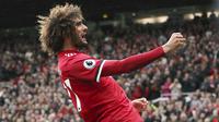 Gelandang Manchester United, Marouane Fellaini, melakukan selebrasi usai mencetak gol ke gawang Crystal Palace pada laga Premier League di Stadion Old Trafford, Sabtu (30/9/2017). Manchester United menang 4-0 atas Crystal Palace. (AP/Martin Rickett)