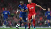 Gelandang Manchester United (MU) Ashley Young mengungkapkan  pengaruh besarnya dalam kamar ganti tim. (AFP / PAUL ELLIS)