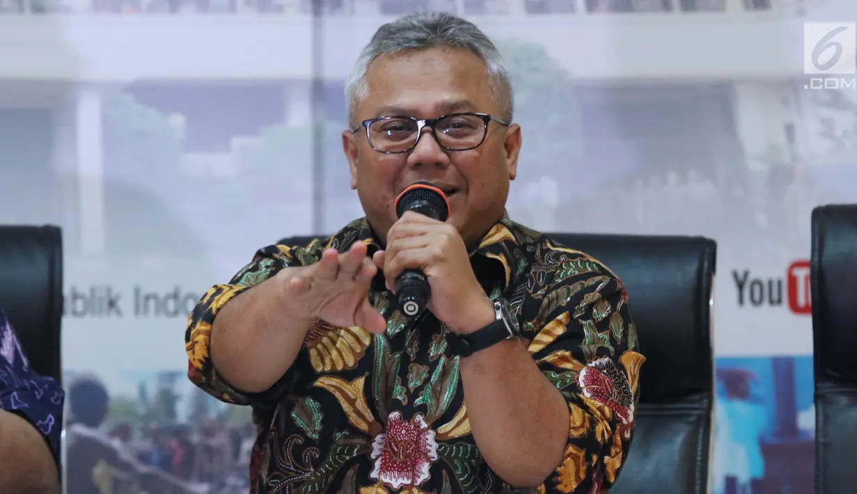 Ketua KPU RI, Arief Budiman saat mengumumkan rilis 32 Caleg Berstatus Mantan Terpidana Korupsi, Jakarta, Selasa (19/2). Hingga kini, tercatat 81 Caleg Berstatus Mantan Terpidana Korupsi dalam Pemilu 2019. (Liputan6.com/Helmi Fithriansyah)