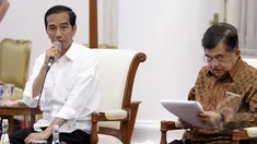 Presiden Joko Widodo (kiri) didampingi Wakil Presiden Jusuf Kalla memimpin rapat bersama kabinet kerja di Istana Bogor, Jawa Barat, Senin (16/2/2015). (Liputan6.com/Faizal Fanani)