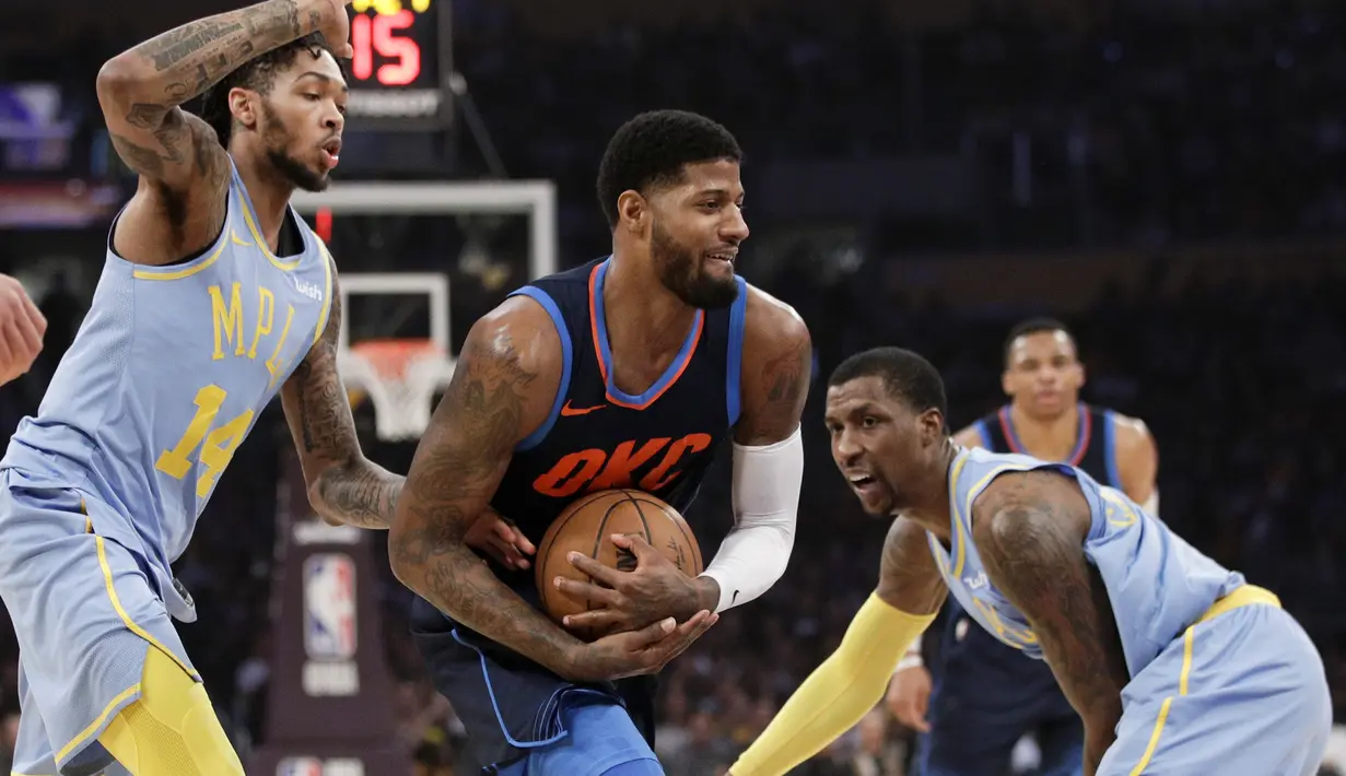 Pemain Oklahoma City Thunder, Paul George (tengah) mencoba melewati adangan dua pemain Los Angeles Lakers pada laga NBA basketball game di Staples Center, Los Angeles, (3/1/2018). Lakers kalah 96-133. (AP/Jae C. Hong)