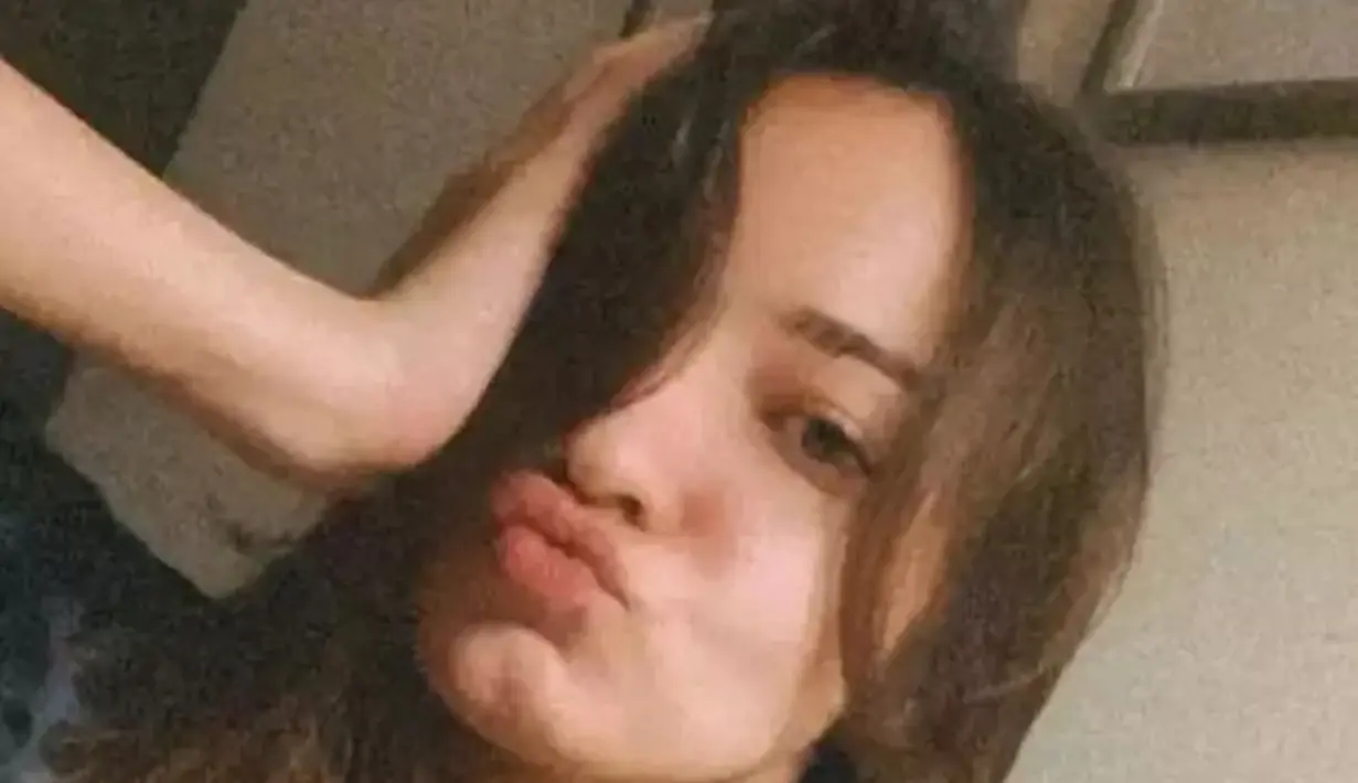 Istri dari Molen Kasetra ini banjir pujian usai pamer foto bareface. Foto muka bantal dari Enzy masih memperlihat sisi menawannya. Tak heran foto ini ramai dikomentari netizen dengan menyebut Enzy cantik memesona. (Liputan6.com/IG/enzystoria)